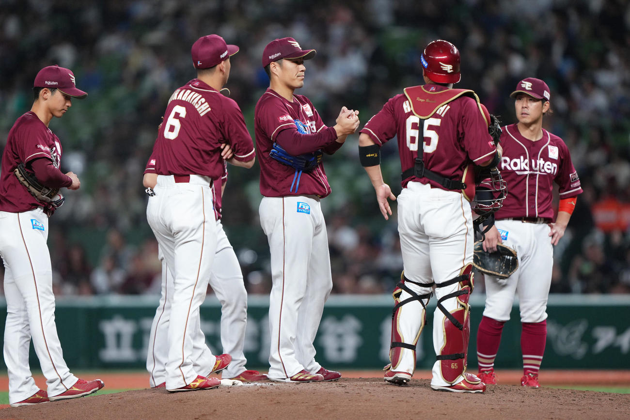西武対楽天　6回、ピンチにマウンドに集まる楽天則本（中央）ら（撮影・足立雅史）