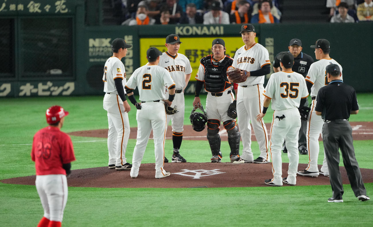 巨人対広島　1回表広島2死一、二塁、菊池（左）に適時二塁打を許しマウンドで話す田中将（中央右）と甲斐（同左）ら（撮影・垰建太）