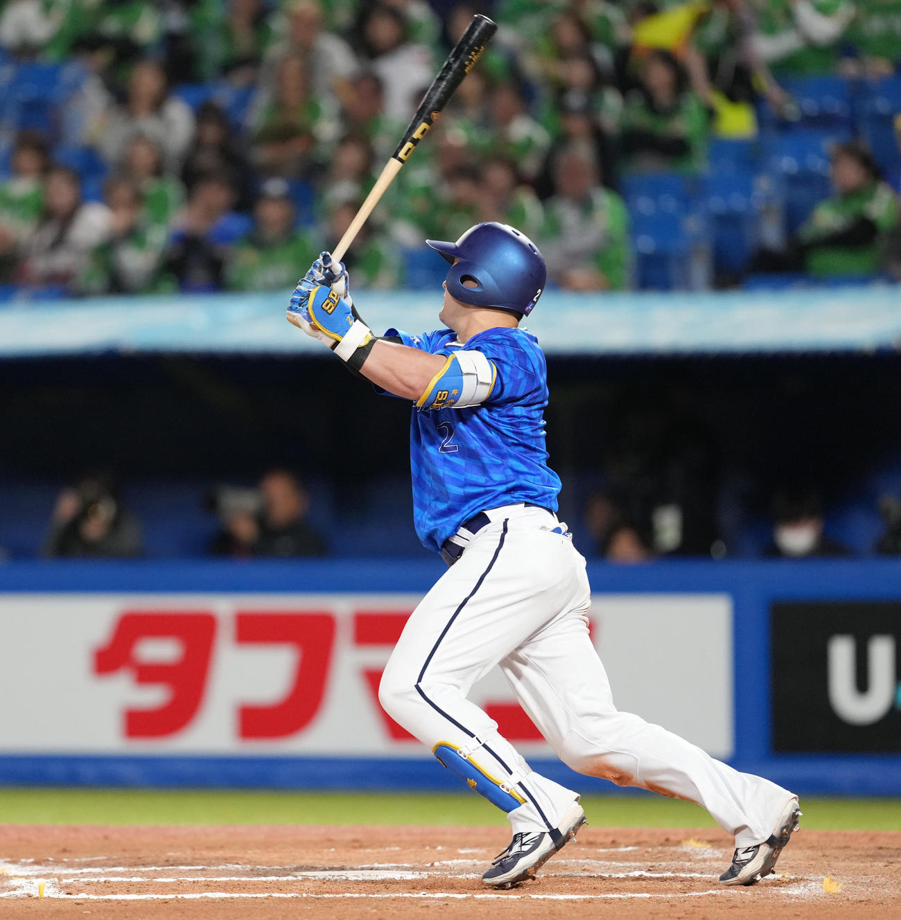 ヤクルト対DeNA 10回表DeNA2死一、三塁、先制の右越え3点本塁打を放つ牧（撮影・鈴木みどり）