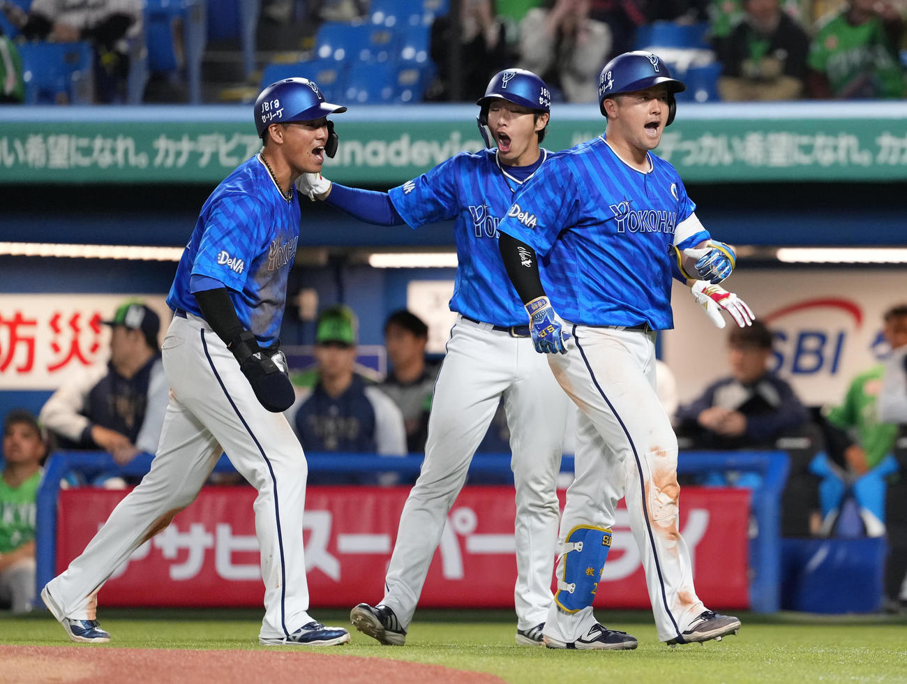 ヤクルト対DeNA 10回表DeNA2死一、三塁、先制の右越え3点本塁打を放った牧（右）は生還しほえる（撮影・鈴木みどり）