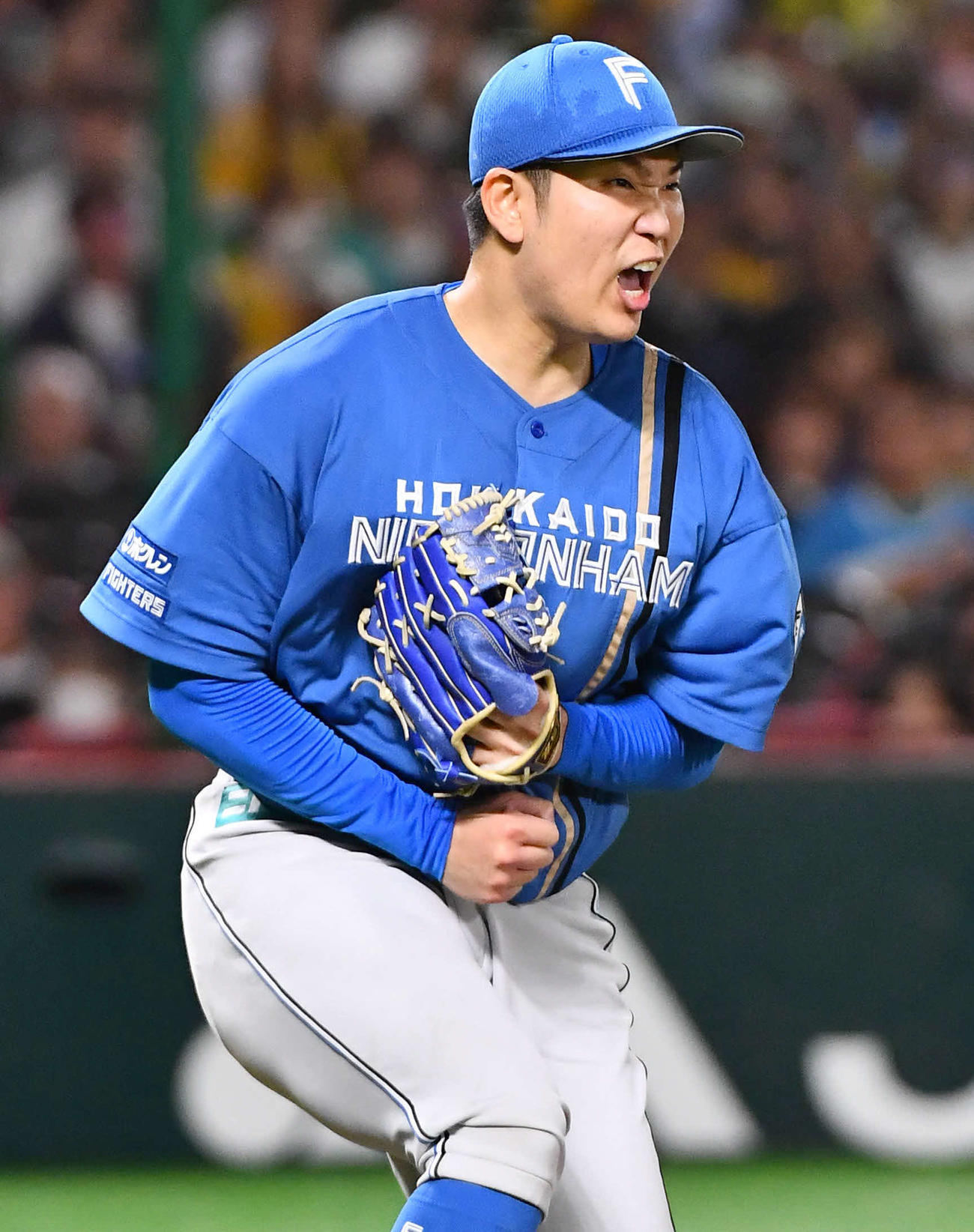 ソフトバンク対日本ハム　7回裏ソフトバンク2死一塁、佐藤直を空振り三振に抑え、雄たけびをあげる古林（撮影・岩下翔太）