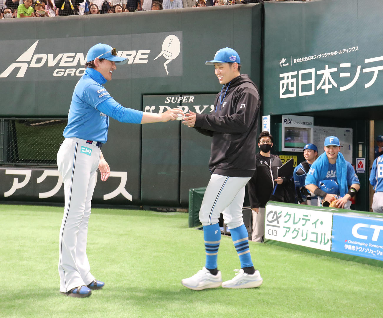 ソフトバンク対日本ハム　勝利投手となった古林睿煬を祝福する新庄監督（撮影・梅根麻紀）