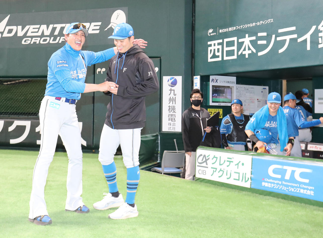 ソフトバンク対日本ハム　勝利投手となった古林睿煬を祝福する新庄監督（撮影・梅根麻紀）