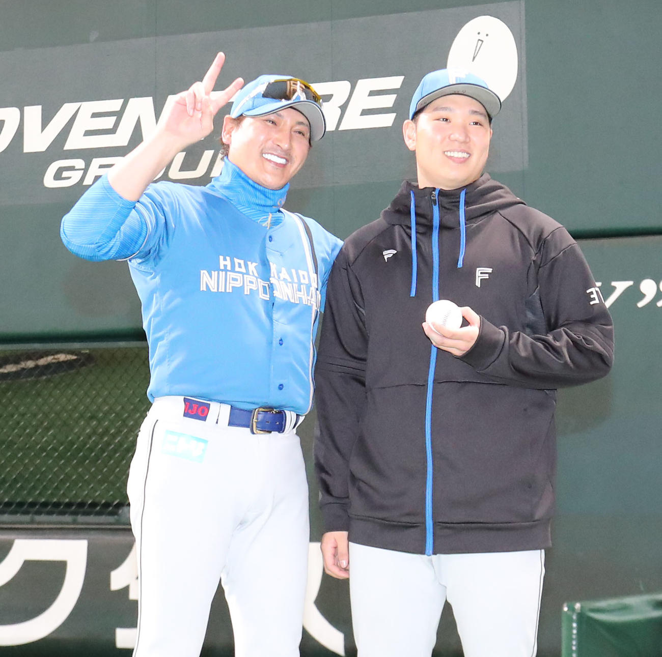 ソフトバンク対日本ハム　勝利投手となった古林睿煬を祝福する新庄監督（撮影・梅根麻紀）