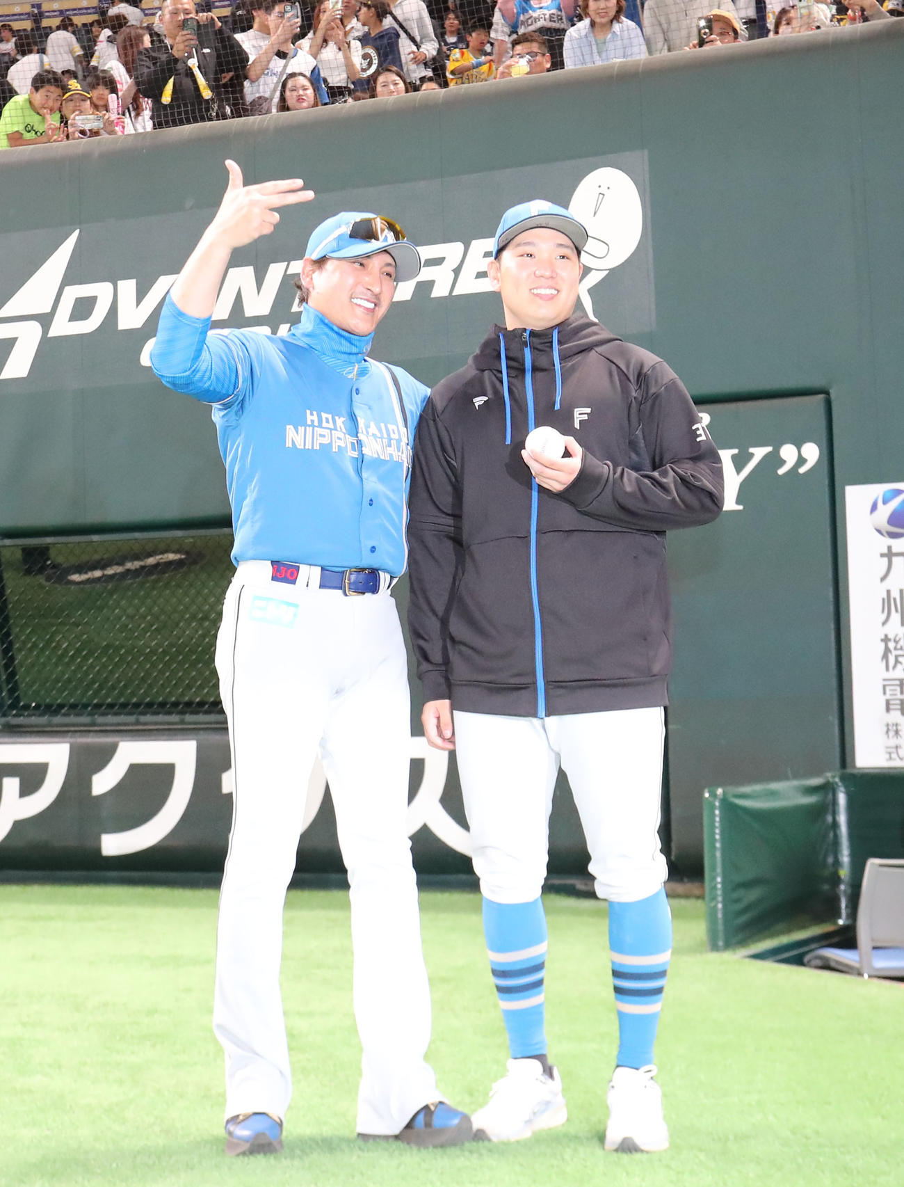 ソフトバンク対日本ハム　勝利投手となった古林睿煬を祝福する新庄監督（撮影・梅根麻紀）