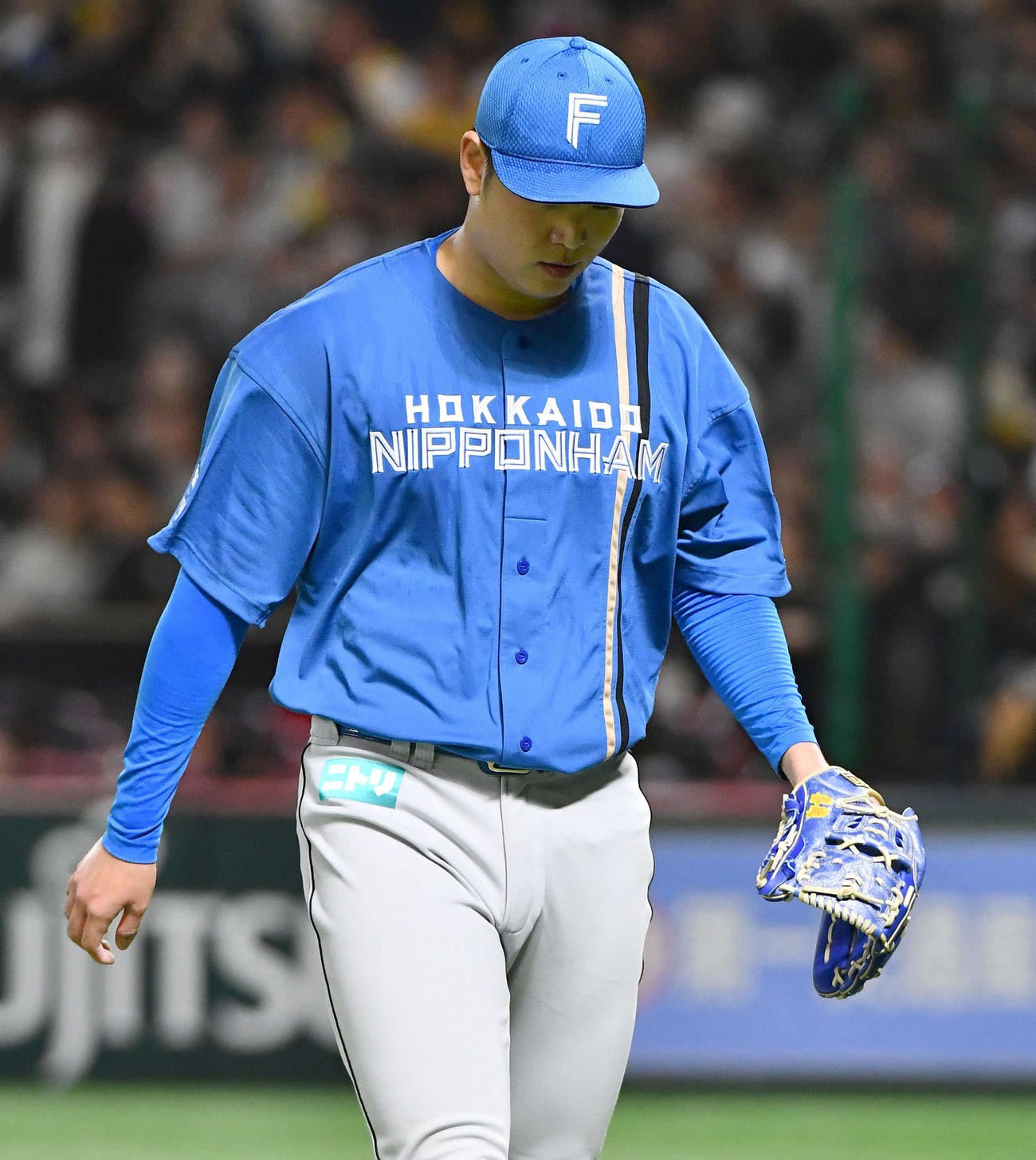ソフトバンク対日本ハム　1回裏、2点を先制された古林睿煬は肩を落としてベンチへ戻る（撮影・岩下翔太）
