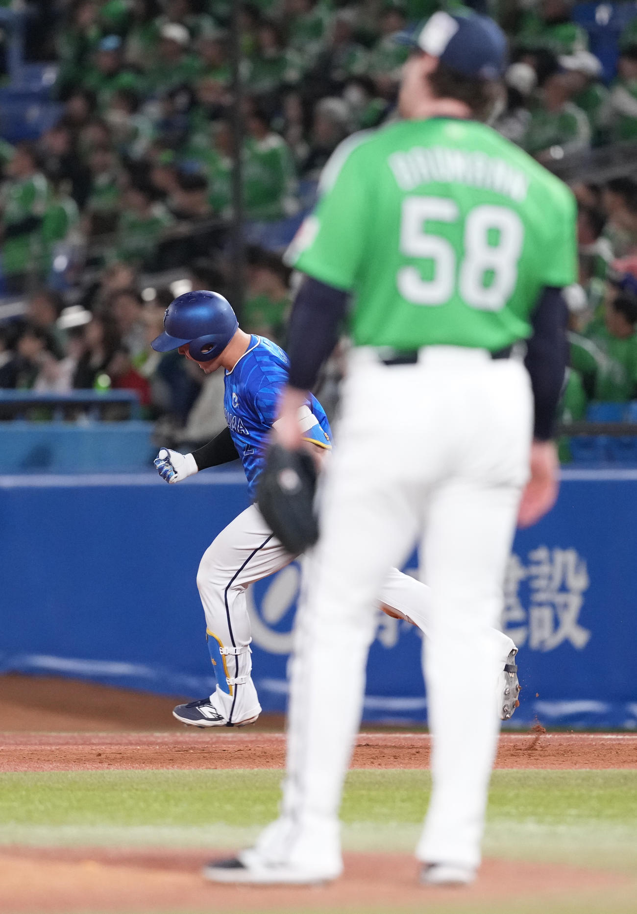 ヤクルト対DeNA 10回表DeNA2死一、三塁、先制の右越え3点本塁打を放ち、ほえる牧（撮影・鈴木みどり）