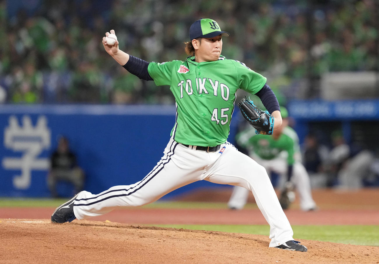 ヤクルト対DeNA 10回表から4番手で登板したヤクルト小沢（撮影・鈴木みどり）