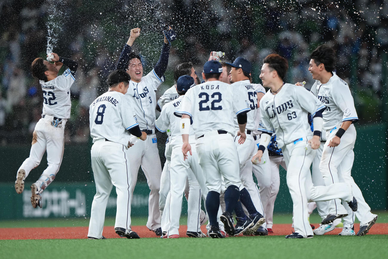 西武対楽天　10回裏西武無死二塁、平沼の右前打を右翼手小郷が悪送球、サヨナラ勝ちし喜ぶ西武の選手たち（撮影・足立雅史）