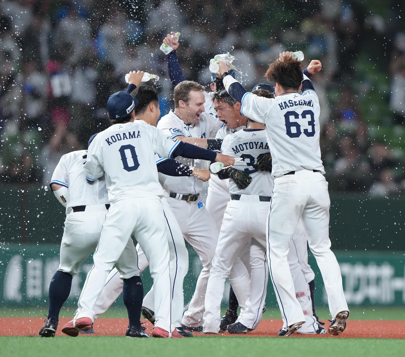 西武対楽天　10回裏西武無死二塁、平沼（中央右）の右前打を右翼手小郷が悪送球、サヨナラ勝ちし喜ぶ西武の選手たち（撮影・足立雅史）