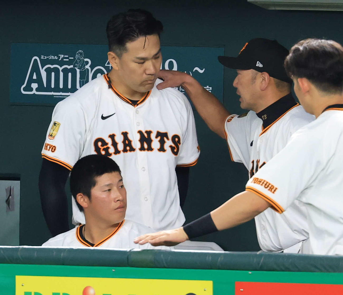 巨人対広島　3回表広島の攻撃を抑えた田中将は阿部監督から肩をたたかれ交代を告げられる（撮影・浅見桂子）