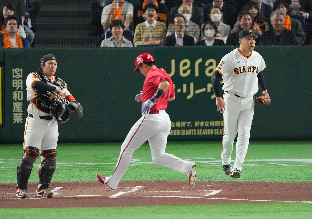 巨人対広島　1回表広島2死一、二塁、坂倉に先制の適時打を許す田中将（右）と甲斐（左）（撮影・垰建太）