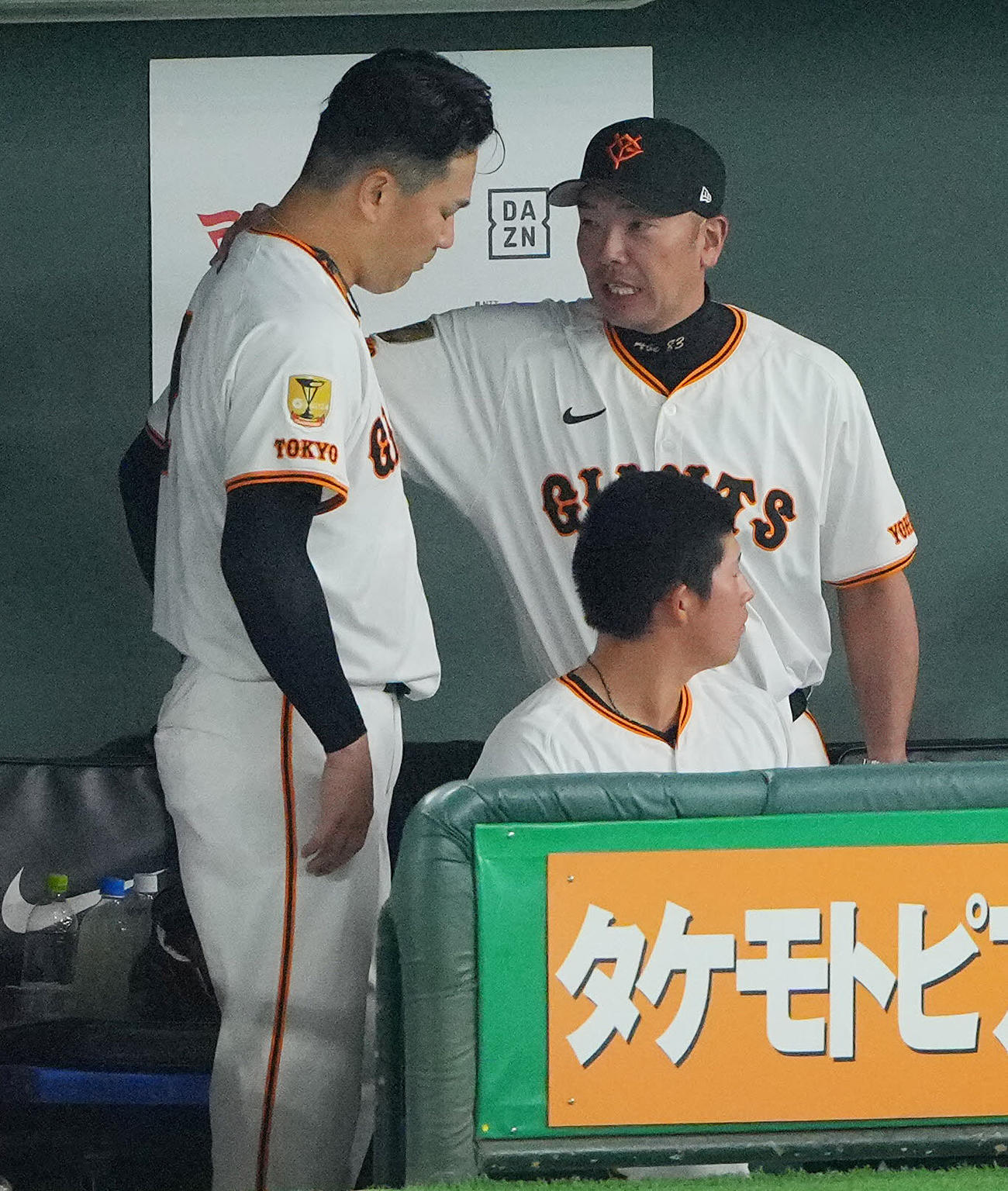 巨人対広島　3回表の登板を終えた巨人先発の田中将（左）にベンチで声をかける阿部監督（撮影・垰建太）