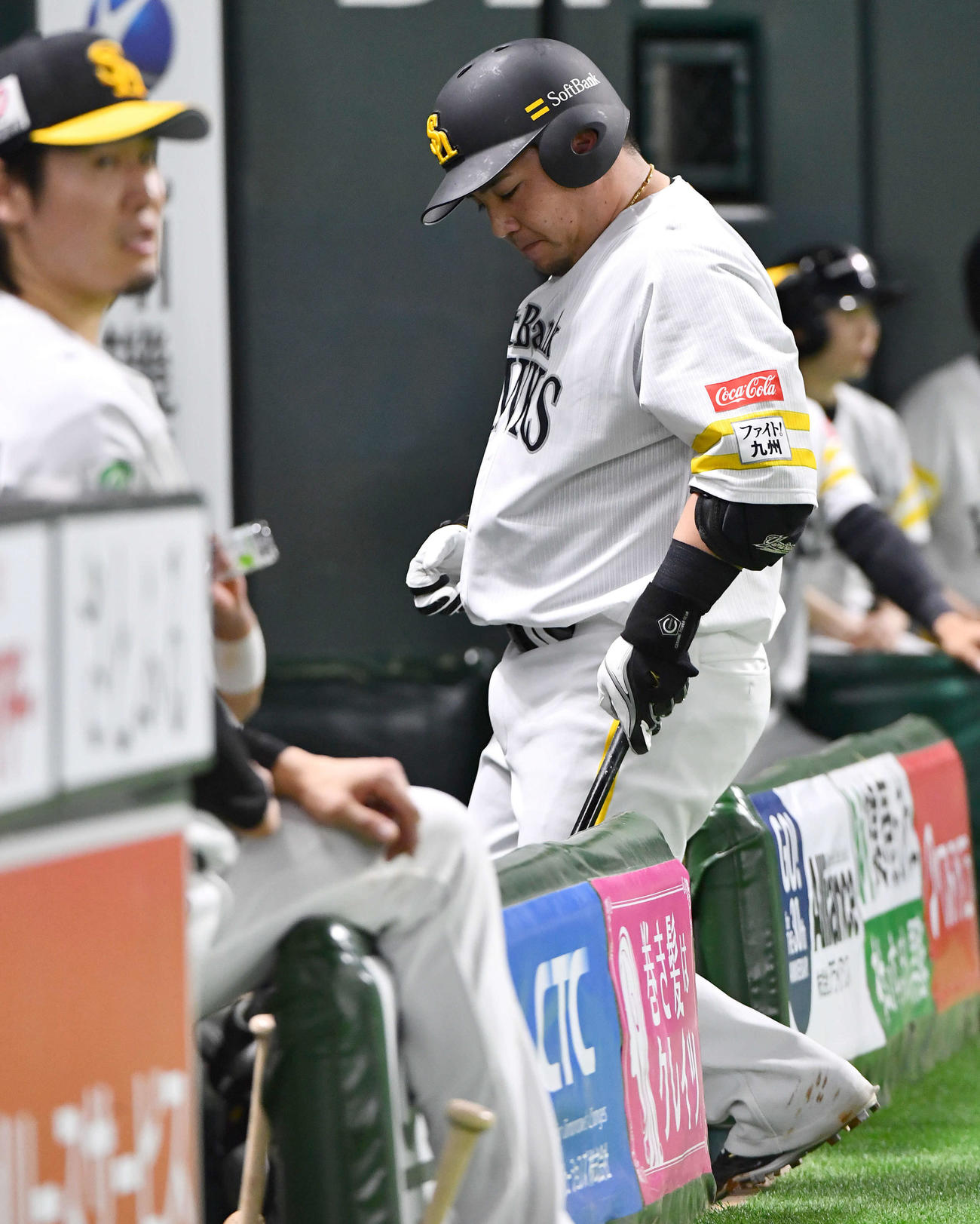ソフトバンク対日本ハム　8回裏ソフトバンク1死一、二塁、好機で空振り三振に倒れ、肩を落としてベンチへ戻る山川（撮影・岩下翔太）