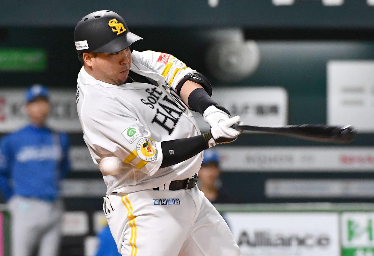 ソフトバンク対日本ハム　8回裏ソフトバンク1死一、二塁、空振り三振に倒れた山川（撮影・岩下翔太）