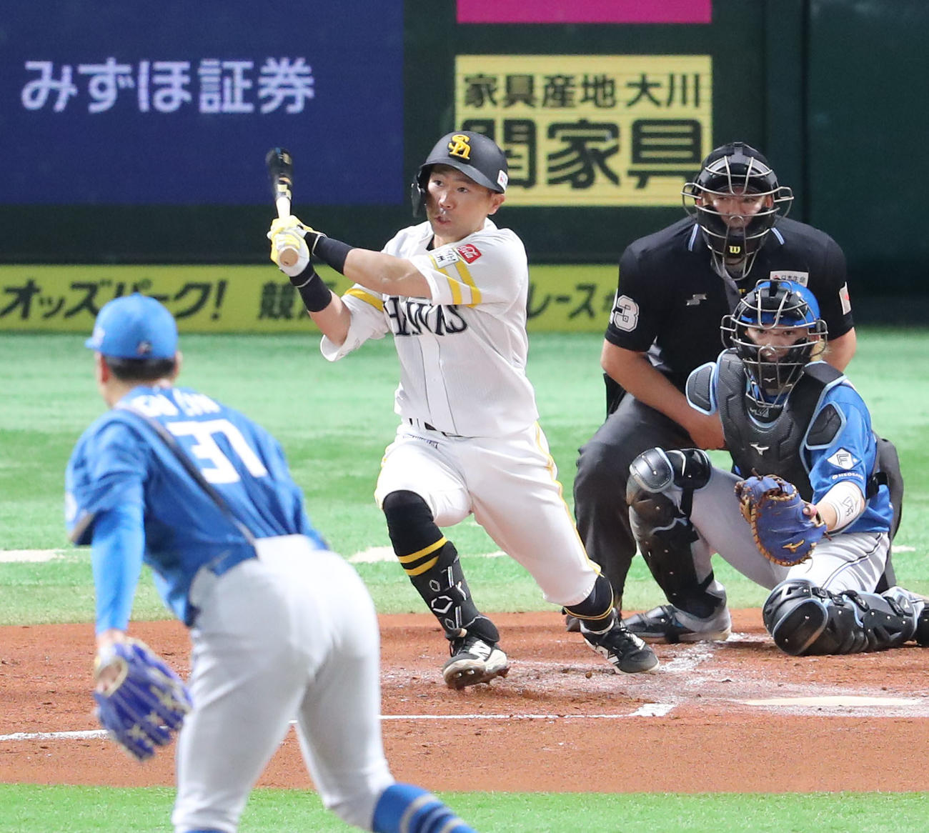 ソフトバンク対日本ハム　1回裏ソフトバンク2死二塁、中村は右前に適時打を放つ（撮影・梅根麻紀）