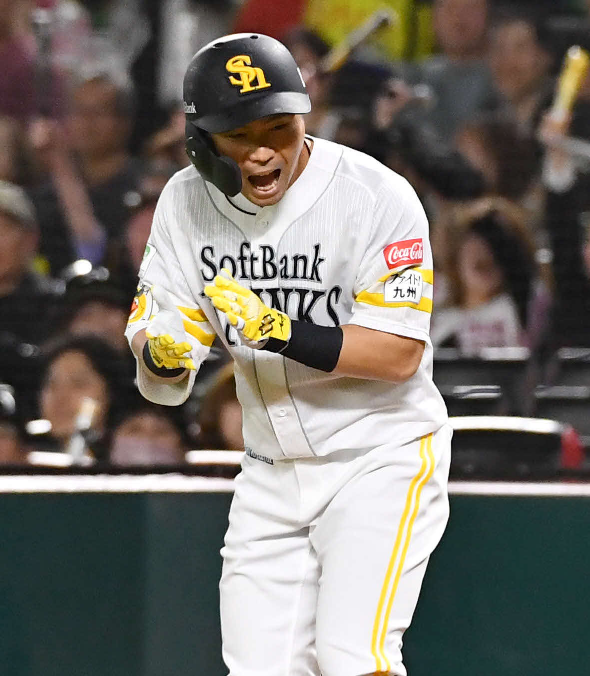 ソフトバンク対日本ハム　1回裏ソフトバンク2死二塁、右前適時打を放った中村は雄たけびをあげながら手をたたく（撮影・岩下翔太）