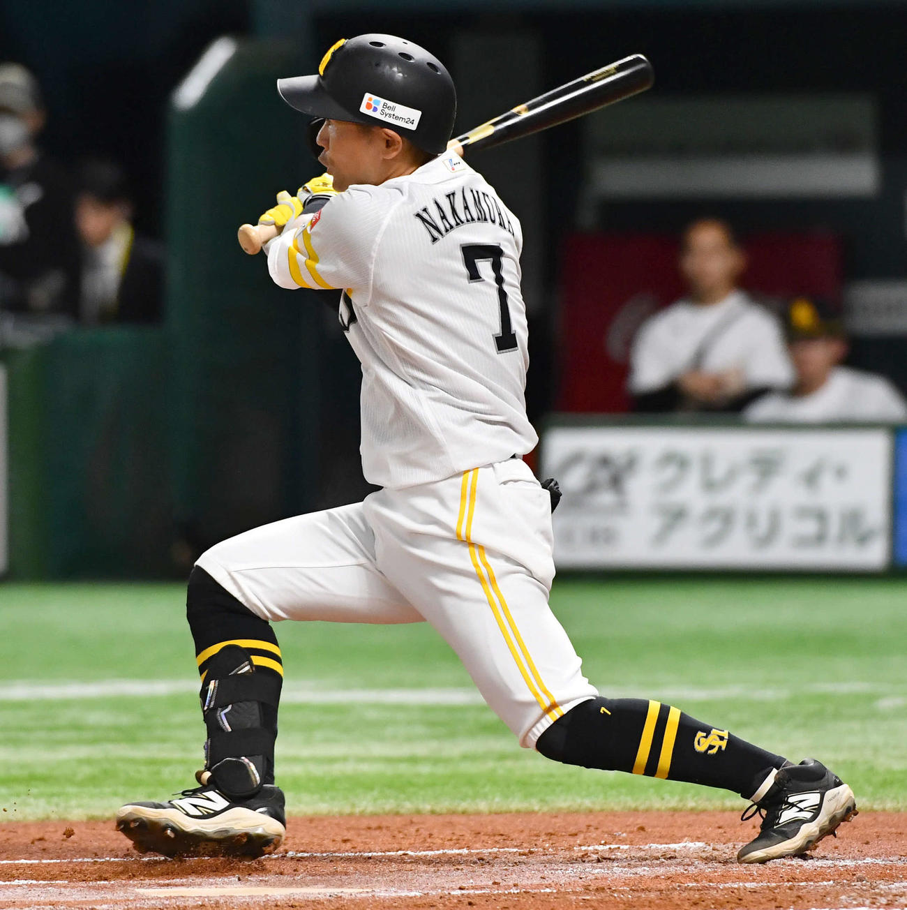 ソフトバンク対日本ハム　1回裏ソフトバンク2死二塁、中村は右前適時打を放つ（撮影・岩下翔太）