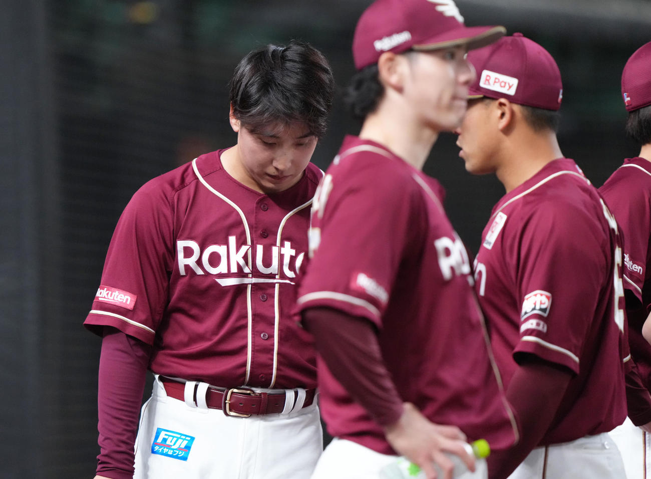 西武対楽天　チームのサヨナラ負けにがっくりと引き揚げる楽天藤平（左）（撮影・足立雅史）