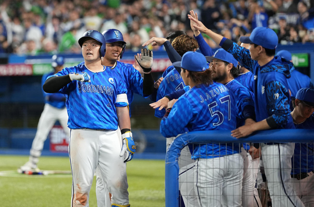 ヤクルト対DeNA 10回表DeNA2死一、三塁、先制の右越え3点本塁打を放った牧（左）はベンチ前でデスターシャのポーズ（撮影・鈴木みどり）