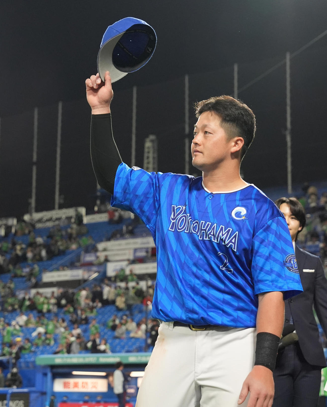 ヤクルト対DeNA　ヒーローインタビュー後、ファンの声援に応えるDeNA牧（撮影・鈴木みどり）