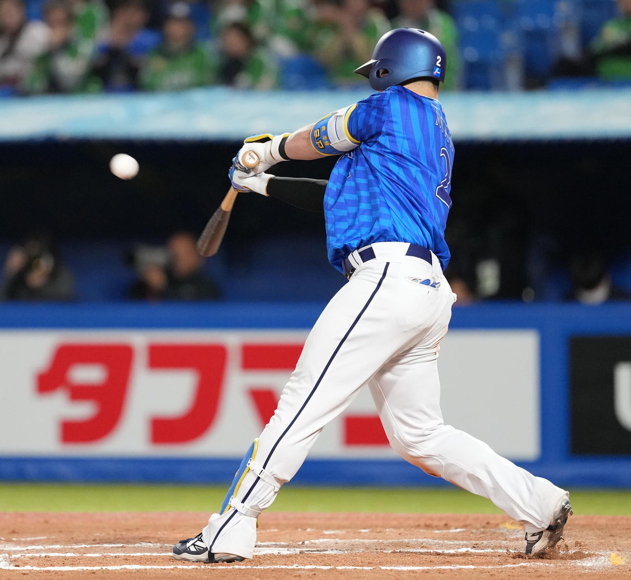 ヤクルト対DeNA 10回表DeNA2死一、三塁、先制の右越え3点本塁打を放つ牧（撮影・鈴木みどり）