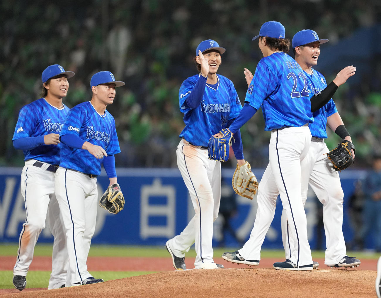 ヤクルト対DeNA　ヤクルトに勝利し、タッチを交わす牧（右）らDeNAナイン（撮影・鈴木みどり）