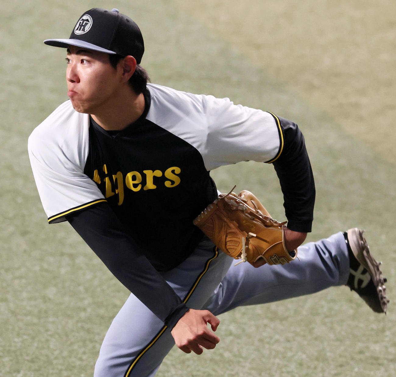 中日対阪神　練習でキャッチボールする工藤（撮影・加藤哉）