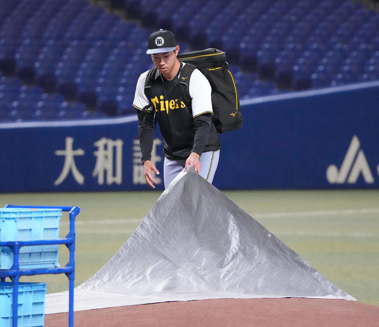 中日対阪神　試合前、マウンドをチェックする工藤（撮影・森本幸一）