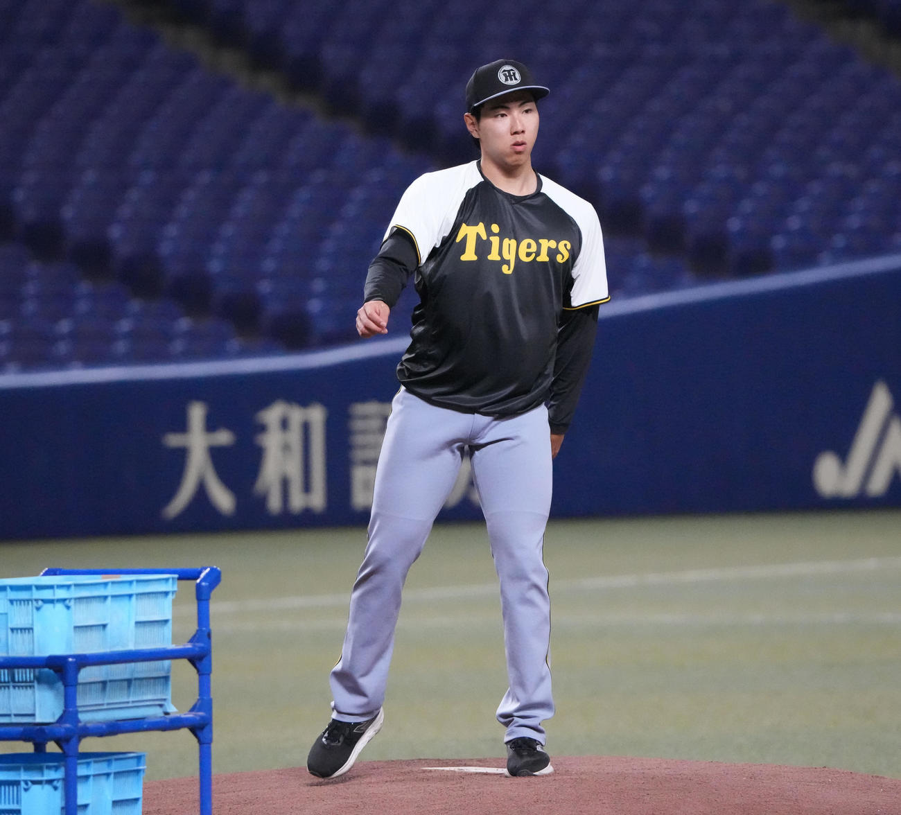 中日対阪神　試合前、マウンドをチェックする工藤（撮影・森本幸一）