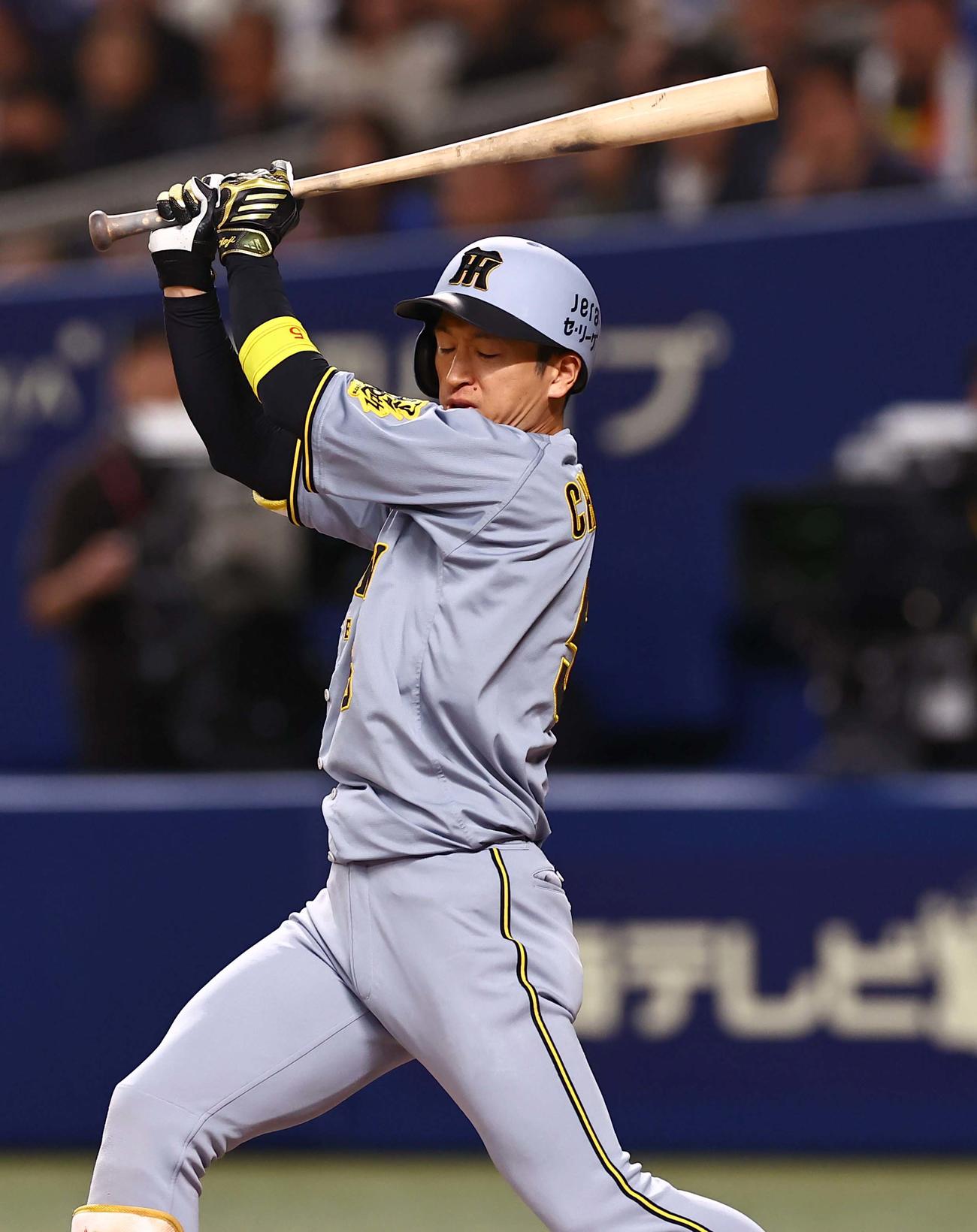 中日対阪神　6回表阪神1死一、三塁、近本は三振に倒れる（撮影・上田博志）