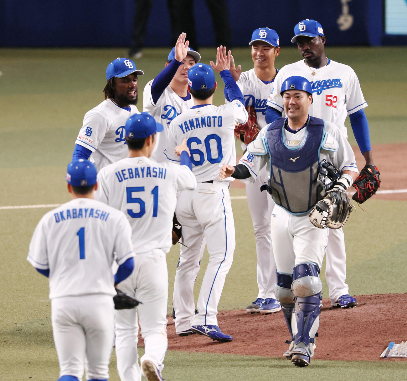 中日対阪神　阪神に勝利しプロ初セーブを挙げナインとタッチするマルテ（撮影・加藤哉）