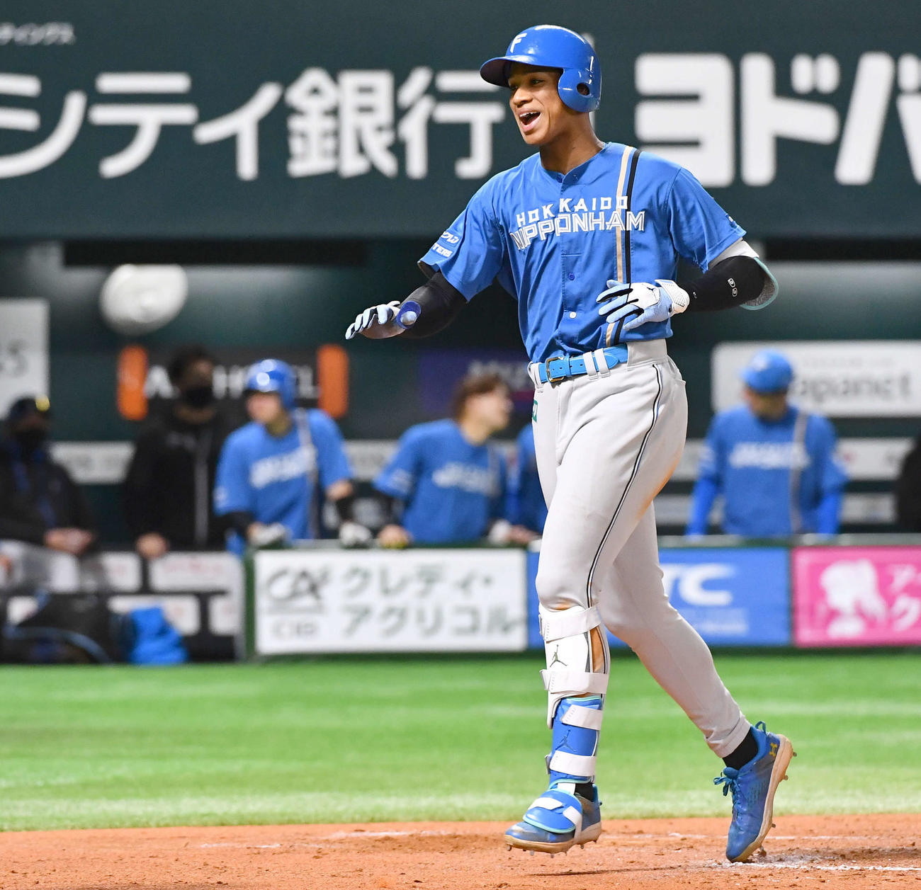 ソフトバンク対日本ハム　7回表日本ハム1死、勝ち越しの左越え本塁打を放ち、笑顔で生還する万波（撮影・岩下翔太）