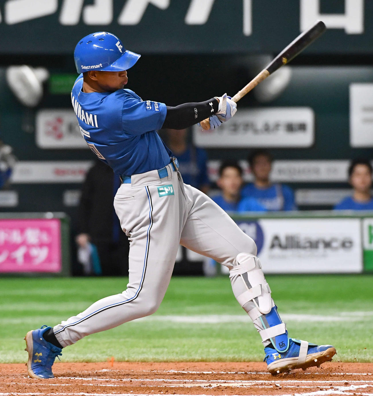 ソフトバンク対日本ハム　7回表日本ハム1死、万波は勝ち越しの左越え本塁打を放つ（撮影・岩下翔太）