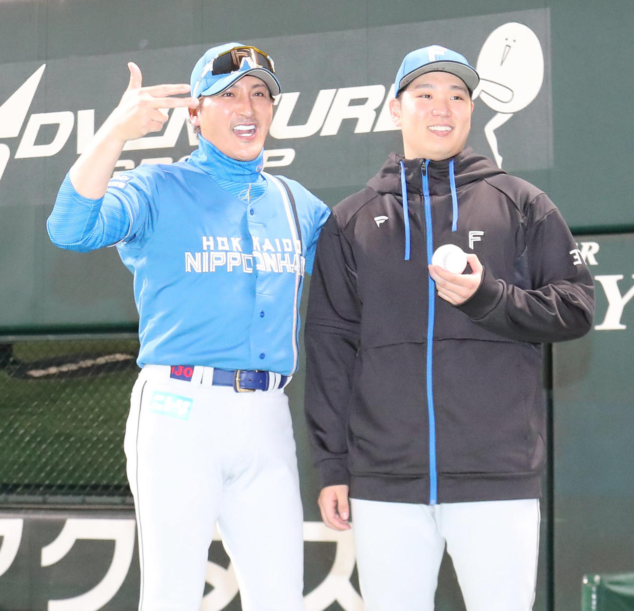 ソフトバンク対日本ハム　勝利投手となった古林（右）を祝福する新庄監督（撮影・梅根麻紀）