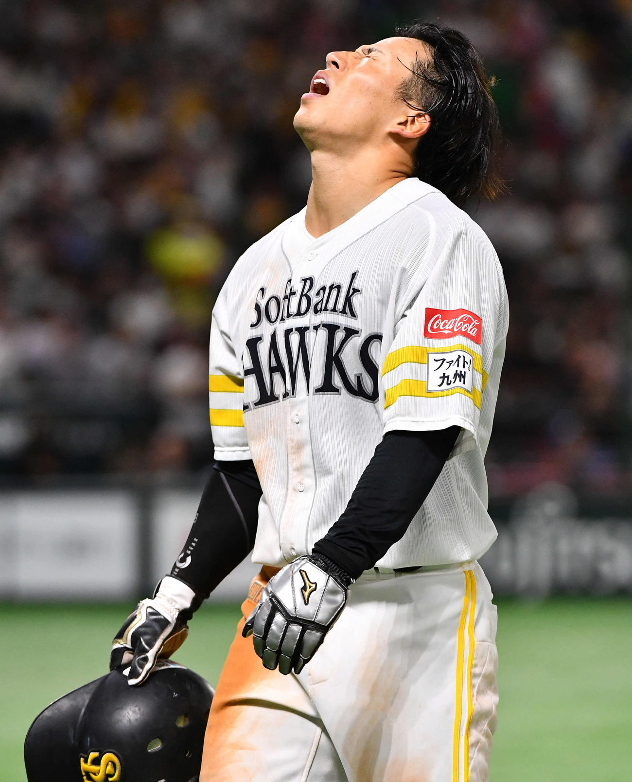 ソフトバンク対日本ハム　8回裏ソフトバンク2死一、二塁、中村の打席で飛び出してタッチアウトとなった二塁走者の野村は、悔しそうな表情でベンチへ戻る（撮影・岩下翔太）