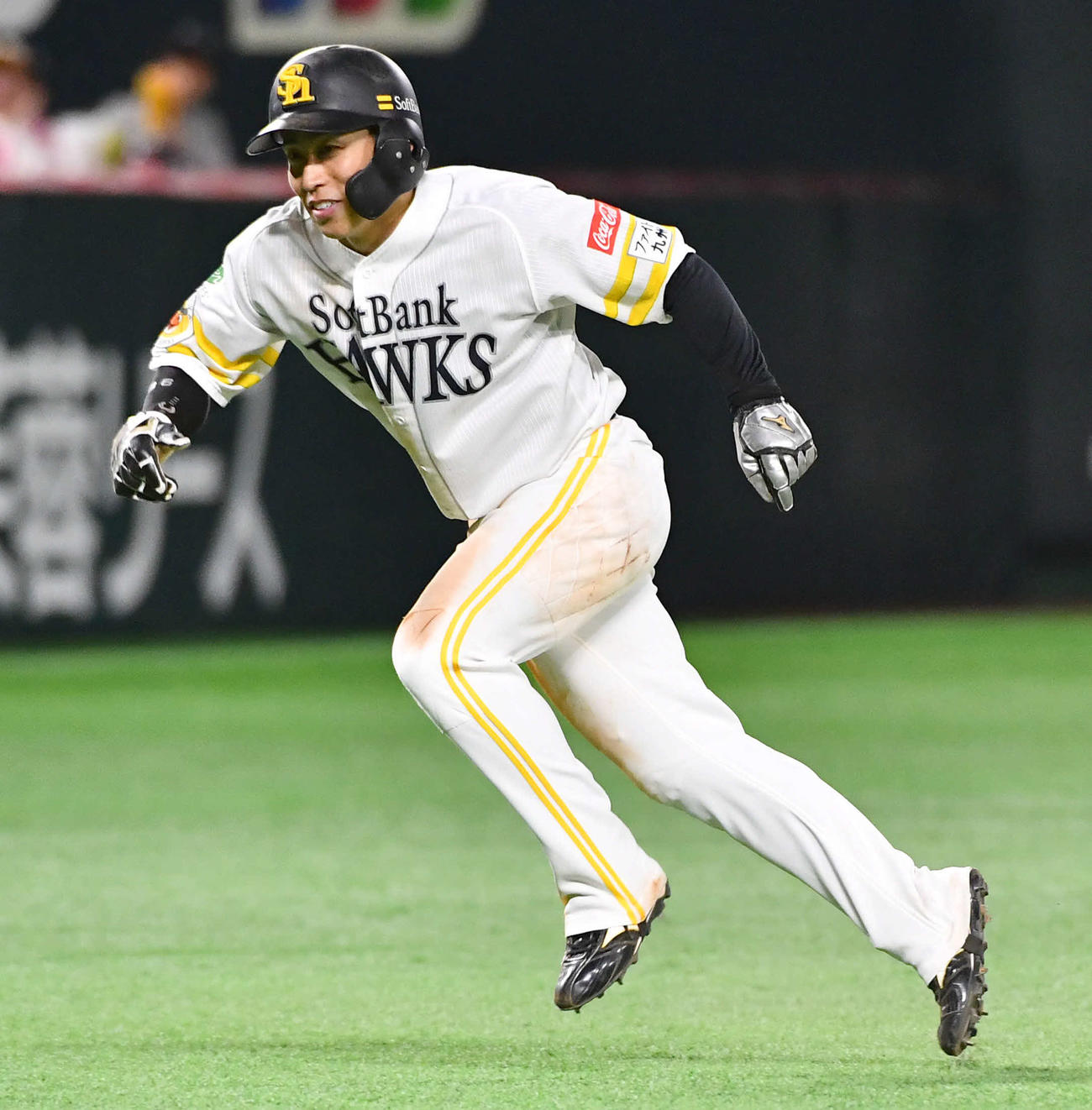 ソフトバンク対日本ハム　8回裏ソフトバンク2死一、二塁、中村の打席で飛び出す二塁走者の野村（撮影・岩下翔太）