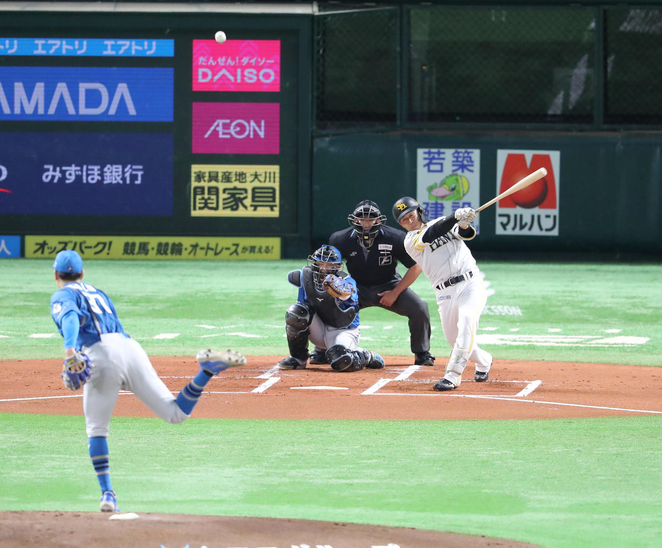 ソフトバンク対日本ハム　1回裏ソフトバンク無死、野村は中越え二塁打を放つ（撮影・梅根麻紀）