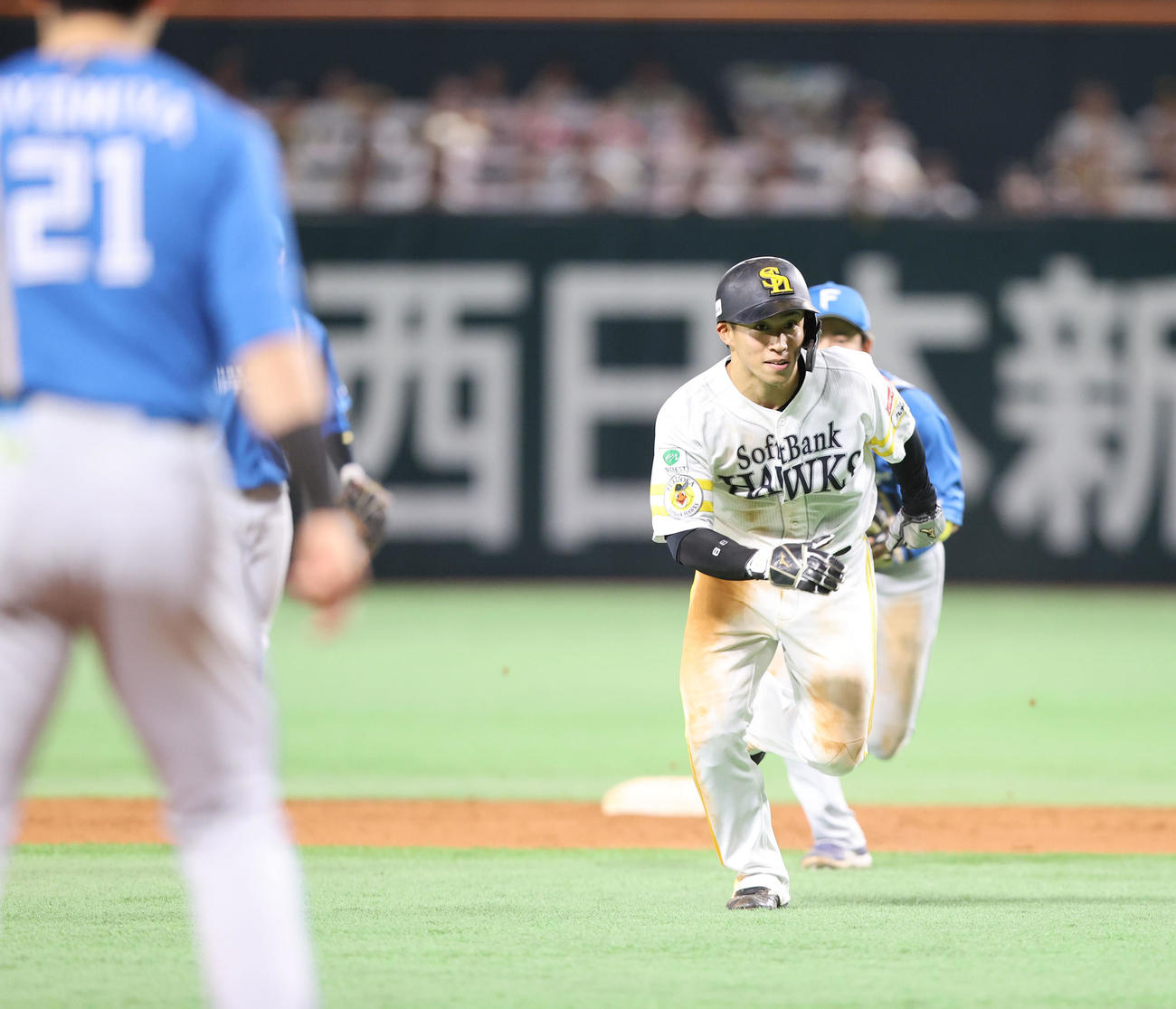 ソフトバンク対日本ハム　8回裏ソフトバンク2死一、二塁、打者・中村のとき飛び出してタッチアウトとなる二塁走者の野村（撮影・梅根麻紀）