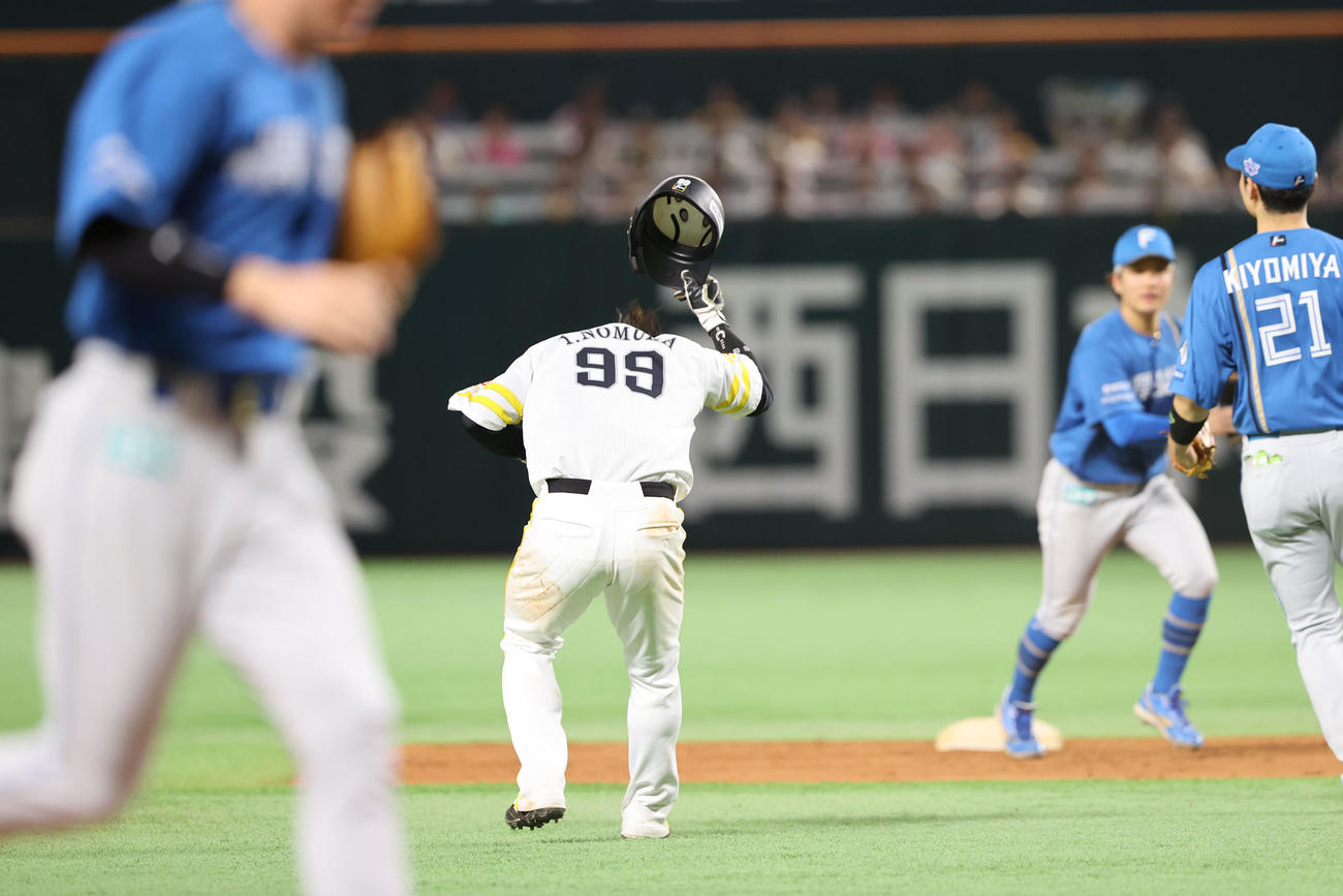ソフトバンク対日本ハム　8回裏ソフトバンク2死一、二塁、打者・中村のとき飛び出してタッチアウトとなる二塁走者の野村（撮影・梅根麻紀）