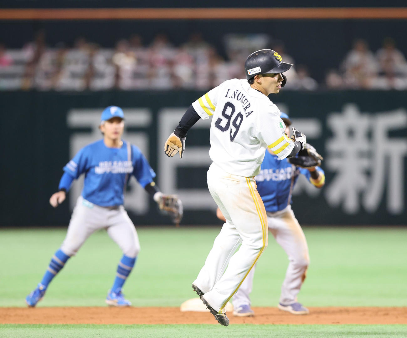 ソフトバンク対日本ハム　8回裏ソフトバンク2死一、二塁、打者・中村のとき飛び出してタッチアウトとなる二塁走者の野村（撮影・梅根麻紀）