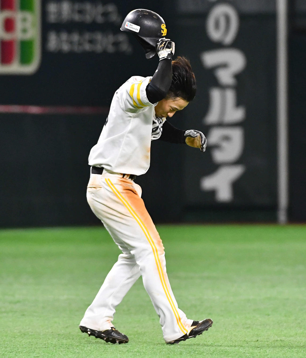 ソフトバンク対日本ハム　8回裏ソフトバンク2死一、二塁、中村の打席で飛び出してタッチアウトとなり、悔しそうにヘルメットを投げる野村（撮影・岩下翔太）