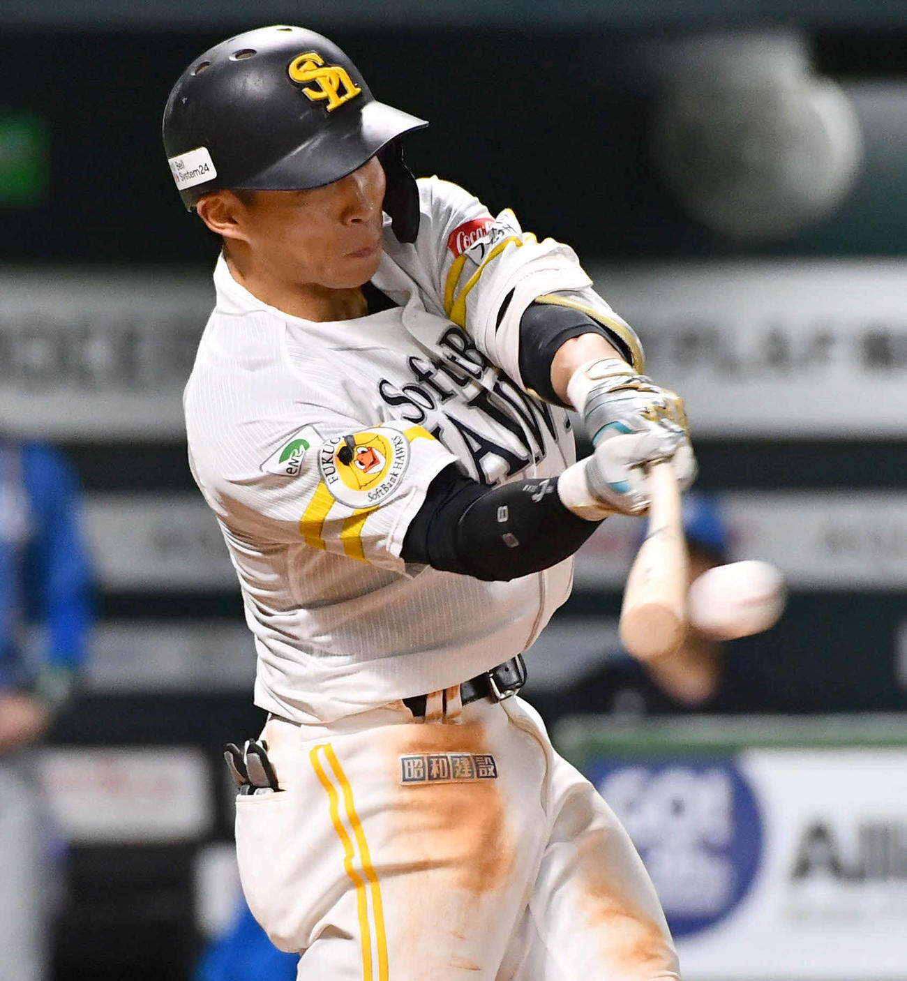 ソフトバンク対日本ハム　8回裏ソフトバンク無死、野村は左前安打を放つ（撮影・岩下翔太）