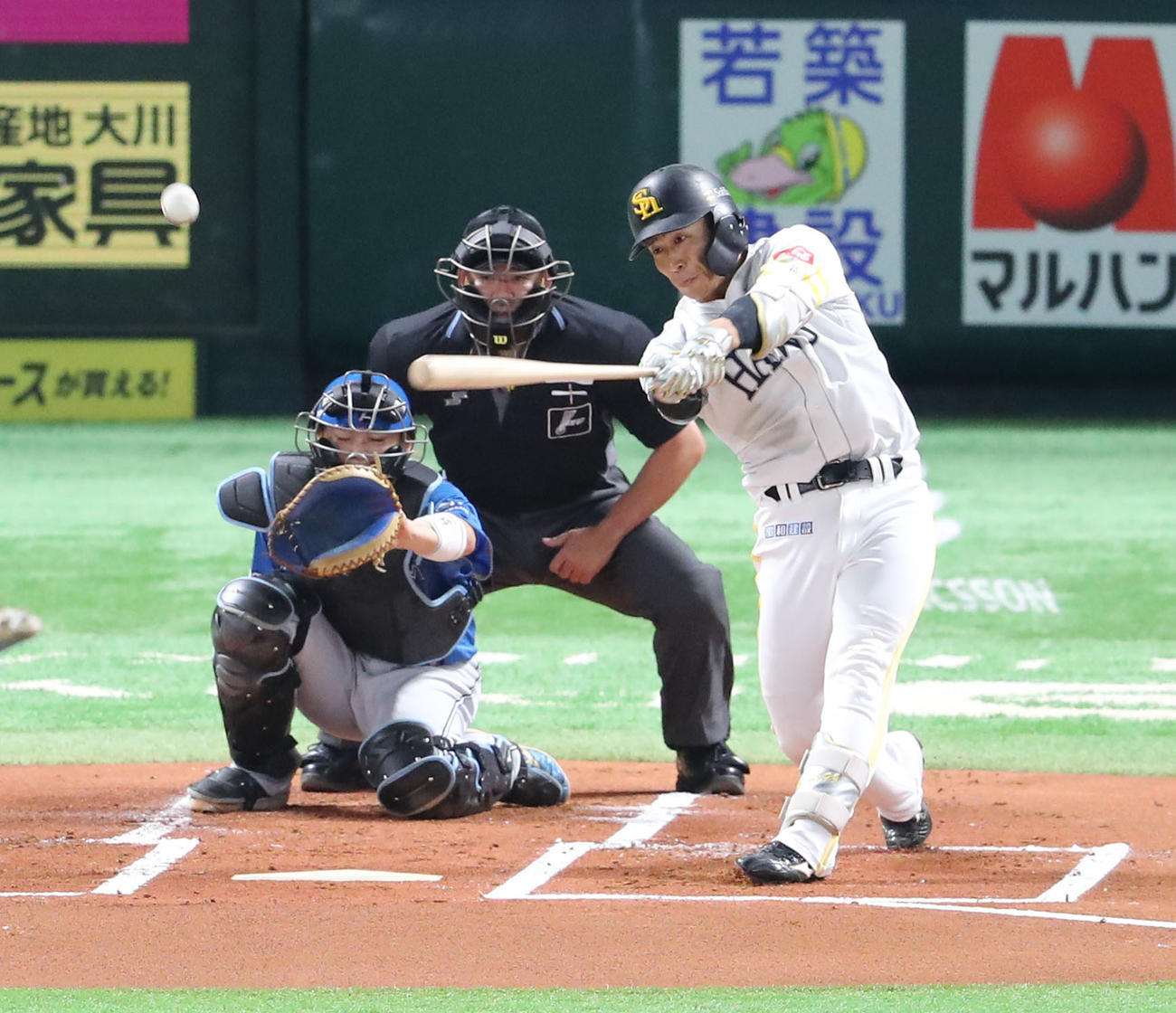 ソフトバンク対日本ハム　1回裏ソフトバンク無死、野村は中越え二塁打を放つ（撮影・梅根麻紀）