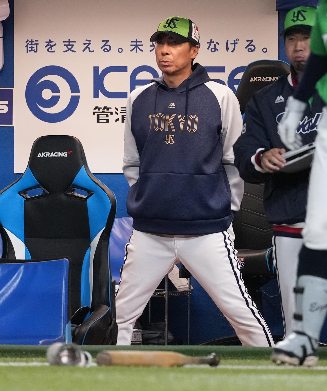ヤクルト対DeNA　ベンチから試合を見るヤクルト高津監督（撮影・鈴木みどり）