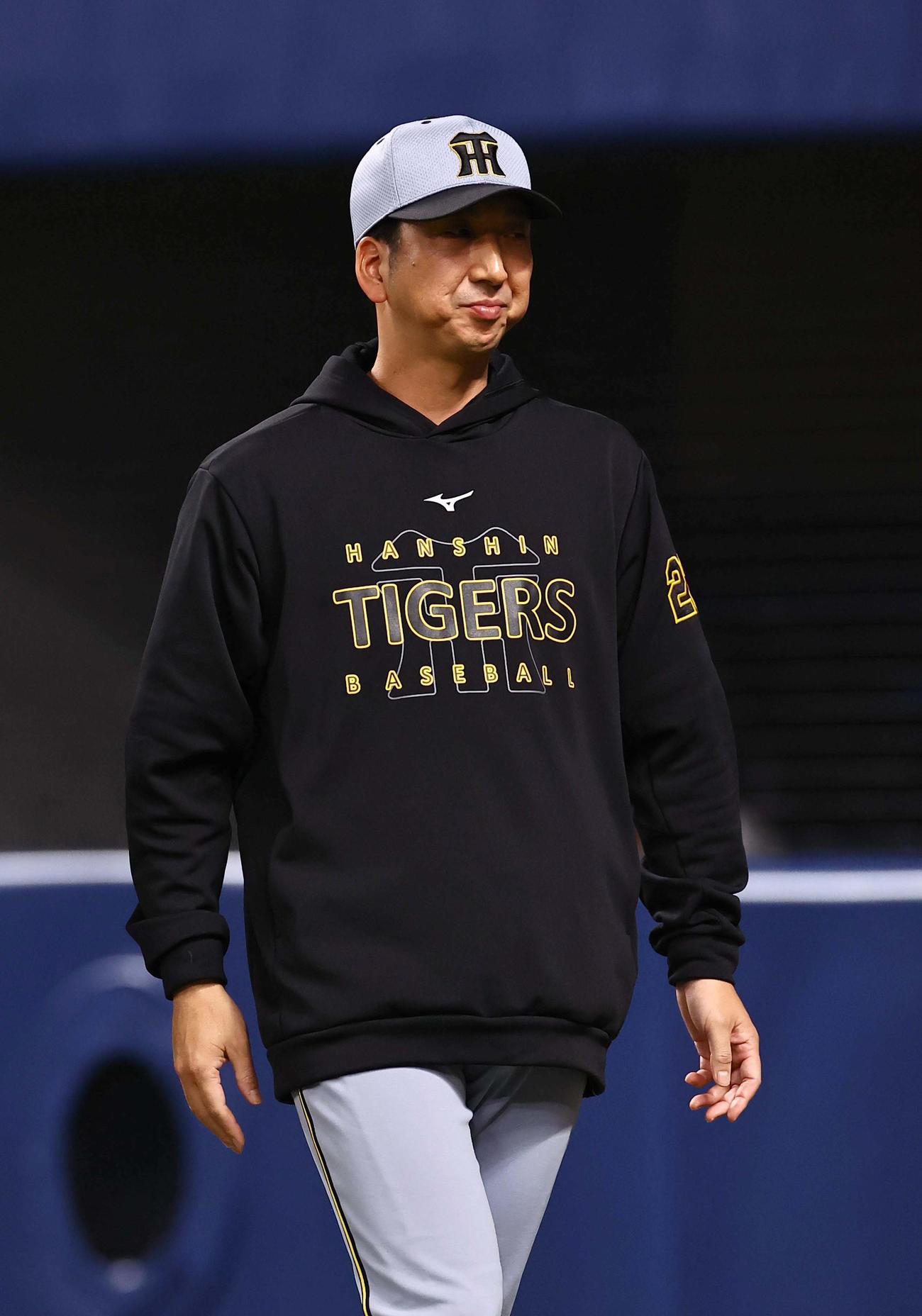 中日対阪神　選手交代を告げる藤川監督（撮影・上田博志）