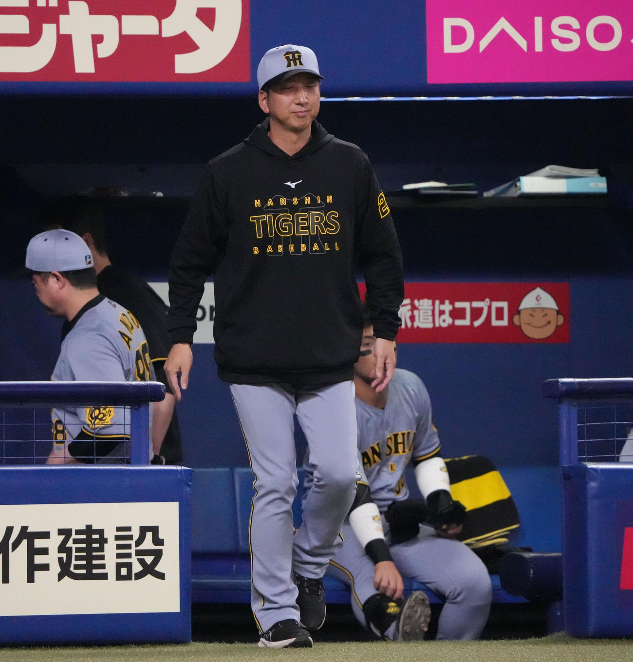 中日対阪神　6回表終了、選手交代を告げる藤川監督（撮影・森本幸一）