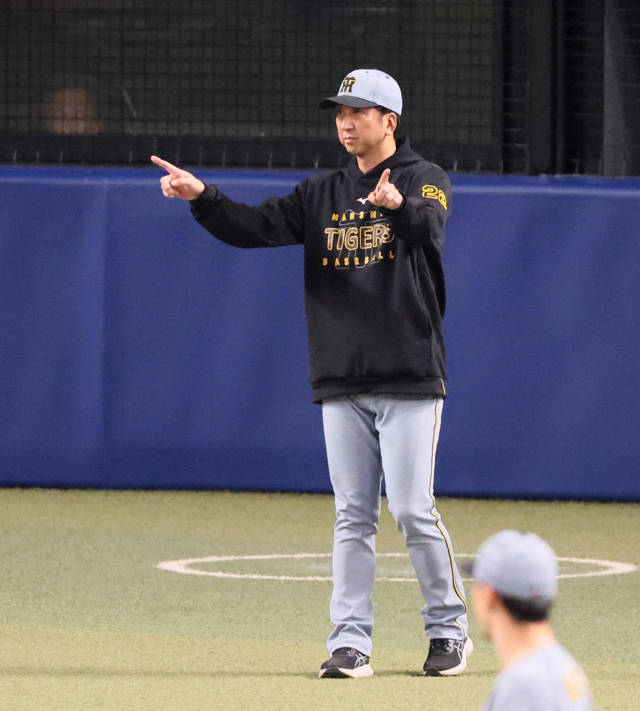 中日対阪神　4回裏中日無死一、二塁、高橋周の打球に対し藤川監督がリクエストする（撮影・加藤哉）