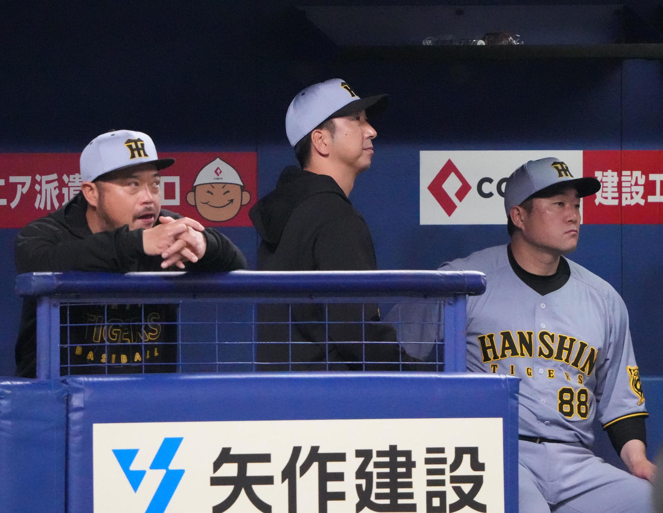 中日対阪神　試合終了、藤川監督（中央）は足早に引き揚げる（撮影・森本幸一）