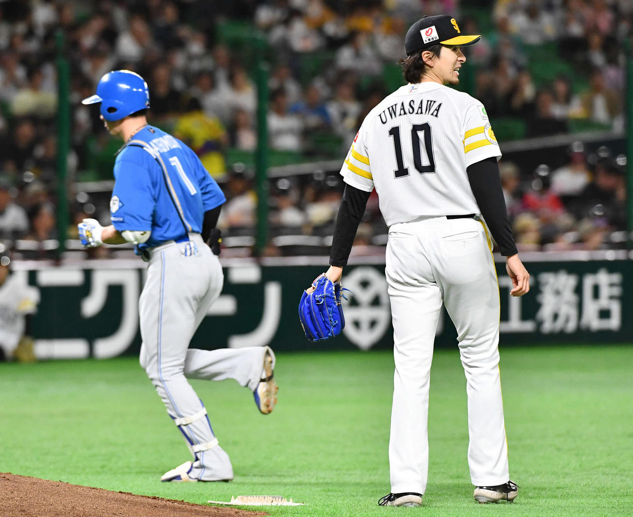ソフトバンク対日本ハム　4回表日本ハム無死、松本剛（左）を右飛に抑える上沢（撮影・岩下翔太）